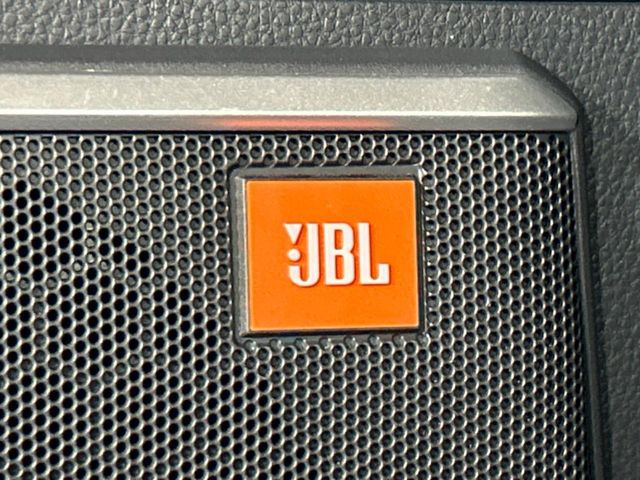 【JBLサウンドシステム】メーカーオプションの高品位サウンドシステムを搭載。専用のチューニングが施された大小様々なスピーカーから良質なサウンドが奏でられ、臨場感あふれる音響空間を演出します。