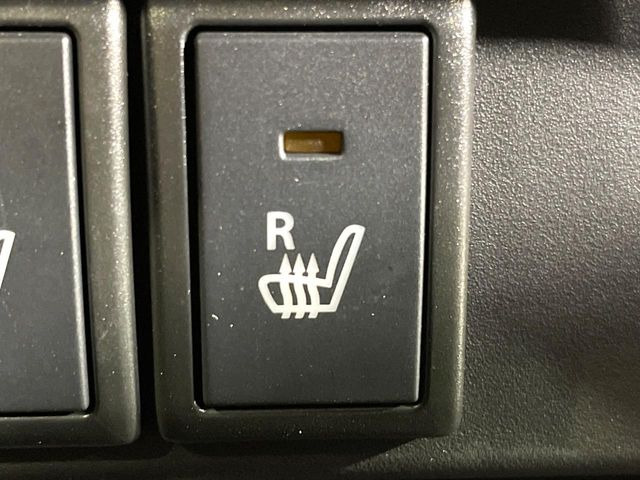 【シートヒーター】寒い日に重宝するシートヒーター!エアコンより早く温まってくれるので寒がりの人も安心ですね♪エアコンの温風は乾燥するから苦手、という方にもをおすすめです。