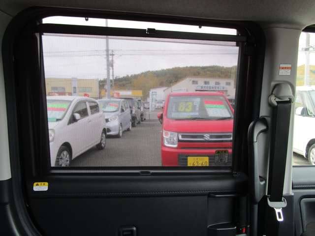 スライドドアにロールスクリーン付き!