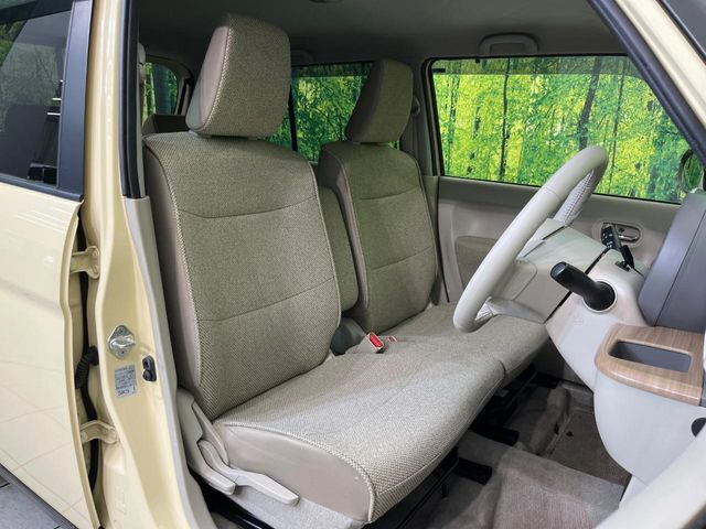 運転席まわりには十分なスペースがあり、大柄な方でもゆったり運転していただける環境です。