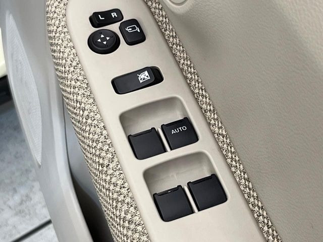 【電動格納ミラー】サイドミラーは電動格納式となっており、狭い駐車場でもキズがつくリスクを抑えられます。