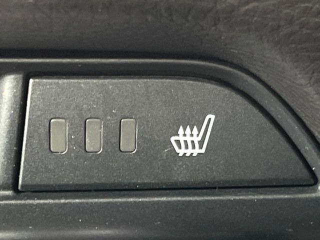 【シートヒーター】寒い日に重宝するシートヒーター!エアコンより早く温まってくれるので寒がりの人も安心ですね♪エアコンの温風は乾燥するから苦手、という方にもをおすすめです。