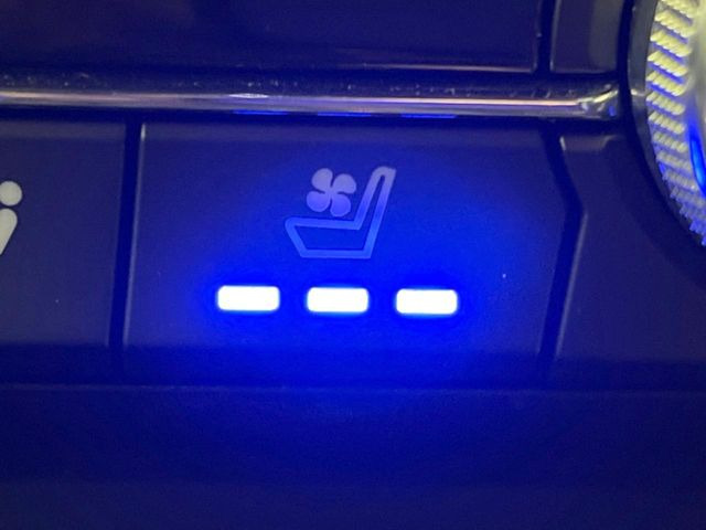 【シートベンチレーション】夏場は涼しい風でお尻や背中の熱やムレを防ぎ、冬はエアコンよりも早く温まってポカポカに!季節を問わず快適に過ごせます。