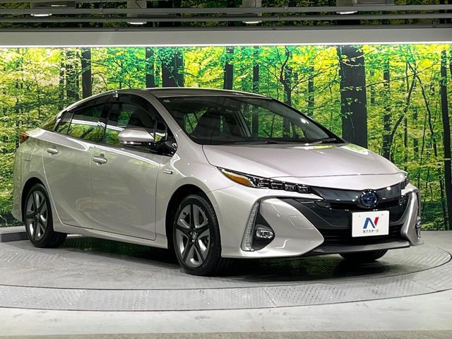 高透明度のガラス皮膜で撥水はもちろん、上質なツヤ・光沢を実現。紫外線や酸性雨から大切な愛車を保護し、色あせ・劣化を防止。「弾スプラッシュコート」、「弾プリミッサコート」からお選びいただけます。