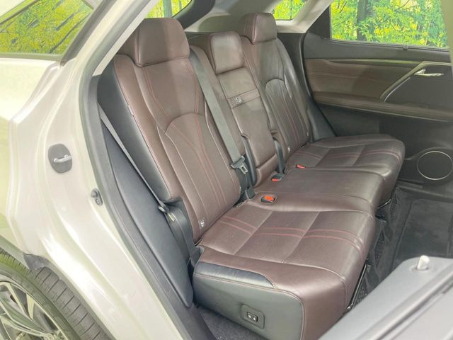 後部座席も気になるようなキズ・汚れやへたり等、大きなダメージはなく、良好な状態です。