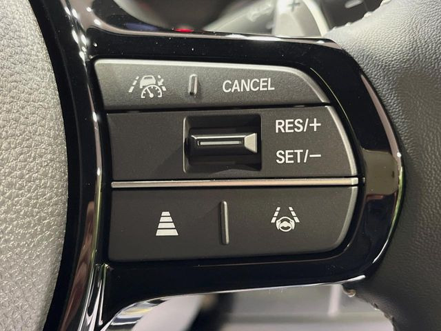 【アダプティブクルーズコントロール】高速道路での長距離走行が楽に!!自動で速度を保つクルーズコントロールが、衝突軽減システムと連携し、前方の車両を感知して車間を保つように速度調節してくれます!!