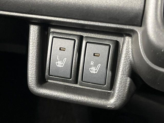 【シートヒーター】寒い日に重宝するシートヒーター!エアコンより早く温まってくれるので寒がりの人も安心ですね♪エアコンの温風は乾燥するから苦手、という方にもをおすすめです。