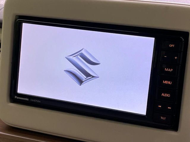 【純正ナビ】人気の純正ナビを装備しております。ナビの使いやすさはもちろん、オーディオ機能も充実!キャンプや旅行はもちろん、通勤や買い物など普段のドライブも楽しくなるはず♪