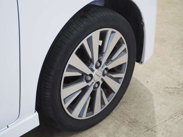 タイヤのホイールの細かいところまでキレイいにしてからお渡しします!