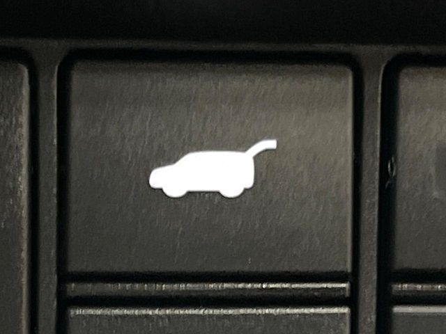 【パワーバックドア】スマートキーや運転席のボタンを押すだけでリアゲートが自動で開閉します!荷物を持っている時や、高い位置にあるバックドアを閉める際に便利な機能です♪