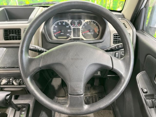 �C���e���A�ɍ��킹���f�U�C���̃X�e�A�����O�́A�^�]�������̂��Ƃ��l���A�^�]���₷���`��A�傫���ł��B�����x�A���ۂɐG���Ă��m���߂��������B