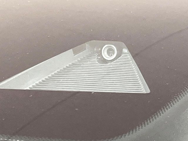 【i-ACTIVESENSE】走行中に前方の車両等を認識し、衝突しそうな時は警報とブレーキで衝突回避と被害軽減をアシスト。より安全にドライブをお楽しみいただけます。