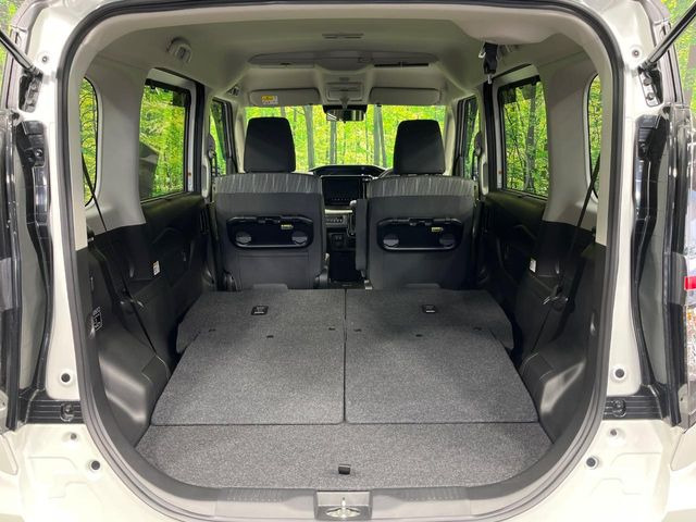 積み下ろしのしやすいデッキにはたっぷりと荷物を積み込んでいただけます。遊びから仕事まで、様々なシーンで頼れます♪