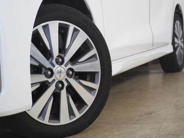 タイヤのホイールの細かいところまでキレイいにしてからお渡しします!