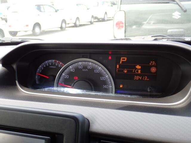 メーターパネルも知りたい情報が一目瞭然ですね。