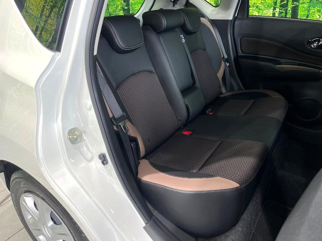 後部座席も気になるようなキズ・汚れやへたり等、大きなダメージはなく、良好な状態です。