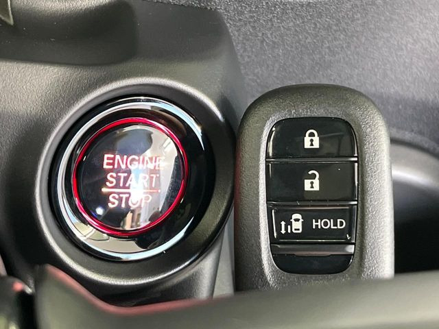 【Hondaスマートキー】カバンやポケットに入れたままでもドアの施錠・解錠が可能なスマートキーを装備。エンジンのオン・オフ時もカギを取り出す必要が無いからとっても便利です♪