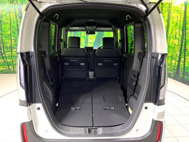 積み下ろしのしやすいデッキにはたっぷりと荷物を積み込んでいただけます。遊びから仕事まで、様々なシーンで頼れます♪