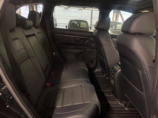 広々とした2列目シートは居住性が高く、居心地も快適!友達や家族とのお出かけにぴったりです。ベビーシートやチャイルドシート使用時も快適にお過ごしいただける十分な空間を確保しています。