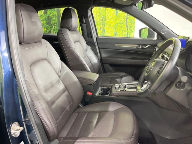 【本革シート】上質な本革を使用し、高級感あふれる本革シート。常に体に触れる部分だから、座り心地の良さにはこだわりたいですね♪汚れの付着や劣化を抑制する内装コーティング施工もおススメですよ♪