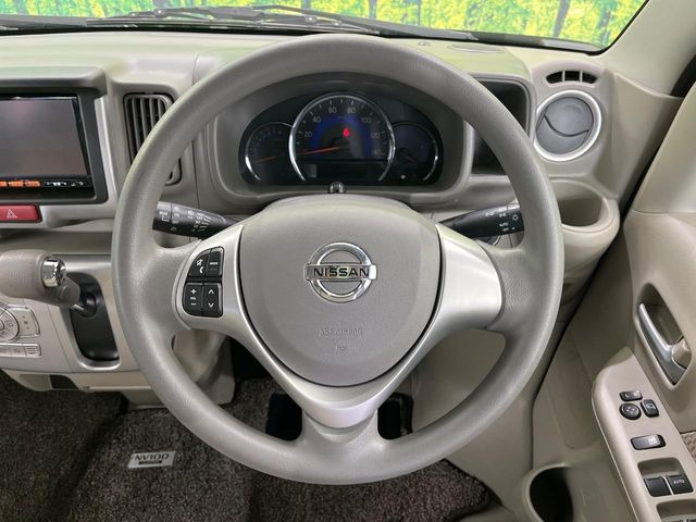 �C���e���A�ɍ��킹���f�U�C���̃X�e�A�����O�́A�^�]�������̂��Ƃ��l���A�^�]���₷���`��A�傫���ł��B�����x�A���ۂɐG���Ă��m���߂��������B�^�]�ȃV�[�g���͎g�p�������Ȃ��A�ǍD�ȏ�ԂƂȂ��Ă��܂�