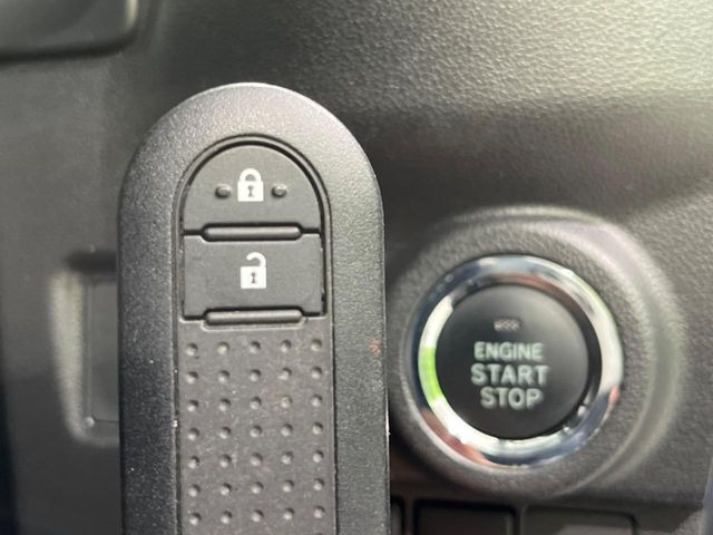 【キーフリーシステム】カバンやポケットに入れたままでもドアの施錠・解錠が可能なスマートキーを装備。エンジンのオン・オフ時もカギを取り出す必要が無いからとっても便利です♪
