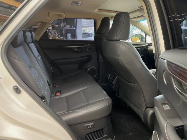 広々とした2列目シートは居住性が高く、居心地も快適!友達や家族とのお出かけにぴったりです。ベビーシートやチャイルドシート使用時も快適にお過ごしいただける十分な空間を確保しています。