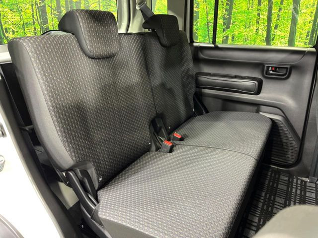 後部座席も気になるようなキズ・汚れやへたり等、大きなダメージはなく、良好な状態です。