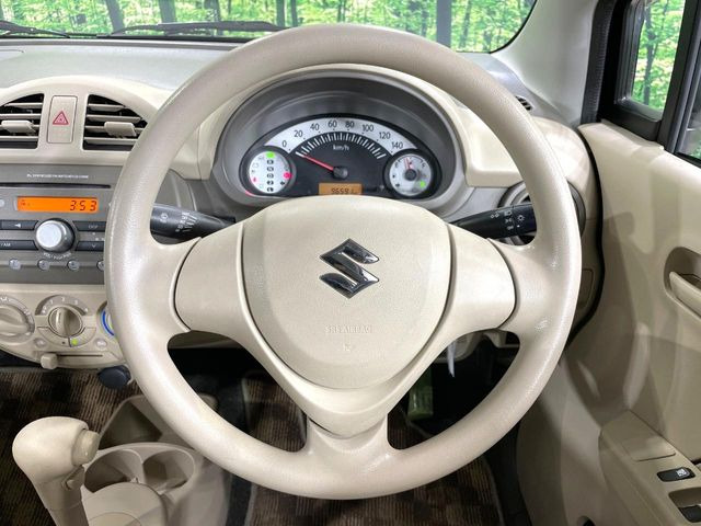 �C���e���A�ɍ��킹���f�U�C���̃X�e�A�����O�́A�^�]�������̂��Ƃ��l���A�^�]���₷���`��A�傫���ł��B�����x�A���ۂɐG���Ă��m���߂��������B