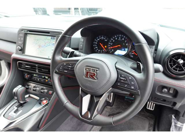 GT-Rエンブレムロゴ・本革巻きスポーツステアリング(パドルシフト・ステアリングリモコン)