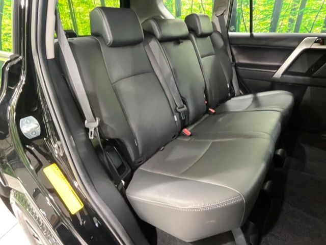 後部座席も気になるようなキズ・汚れやへたり等、大きなダメージはなく、良好な状態です。