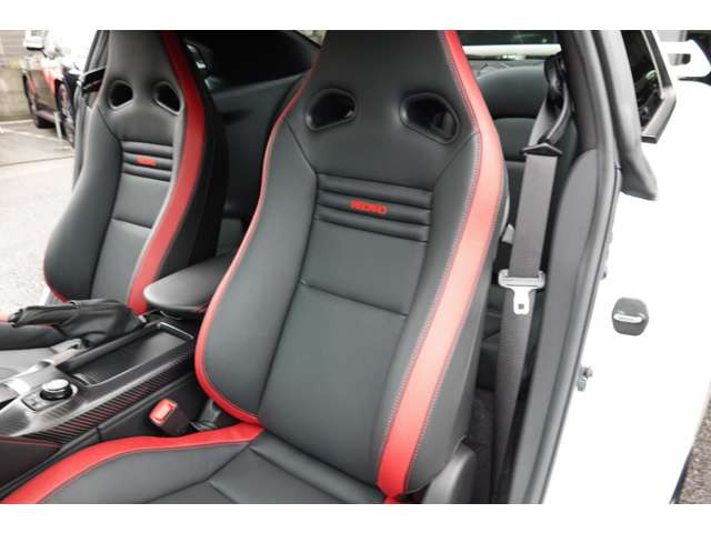 【GT-Rブラックエディション】RECARO製シート(専用カラーブラック&レッドツートーン)・パワーシート。