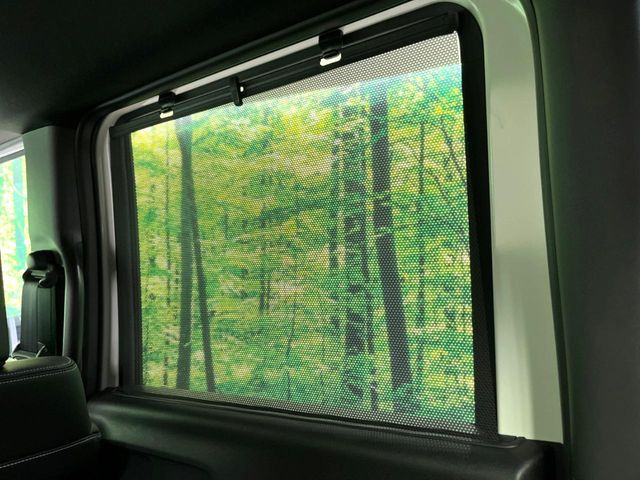 【ロールシェード】日差しや車外からの光が眩しいときにサッと引き出して使える、ロール格納タイプのサンシェードを装備。後席に乗ったお子様がウトウトしだした時など、ぜひご活用ください♪