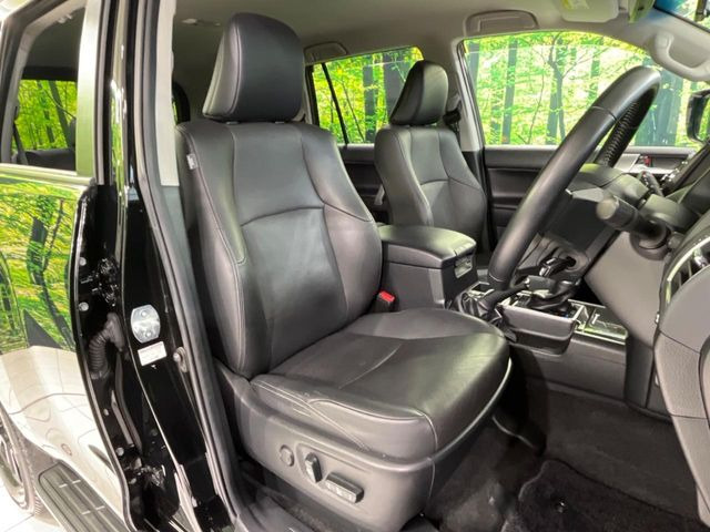 【黒革シート】上質な本革を使用し、高級感あふれる黒革シート。常に体に触れる部分だから、座り心地の良さにはこだわりたいですね♪汚れの付着や劣化を抑制する内装コーティング施工もおススメですよ♪