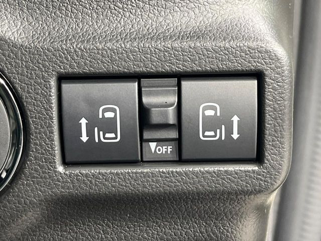 【両側パワースライドドア】スマートキーや運転席のスイッチで後席両側スライドドアの開閉が可能♪電動だから力を入れてドアを開ける必要が無く、小さなお子様でも簡単に開け閉めでき快適です♪