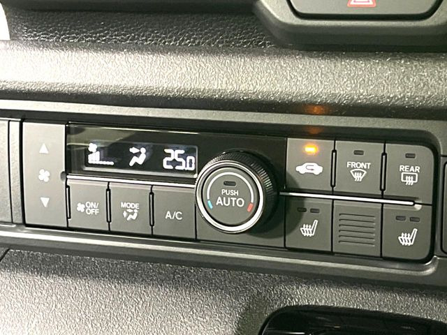 【オートエアコン】一度お好みの温度に設定すれば、車内の温度を検知し風量や温度を自動で調整。暑い…寒い…と何度もスイッチ操作をする必要はありません。快適な車内空間には必須の機能ですね♪