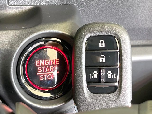 【Hondaスマートキー】カバンやポケットに入れたままでもドアの施錠・解錠が可能なスマートキーを装備。エンジンのオン・オフ時もカギを取り出す必要が無いからとっても便利です♪