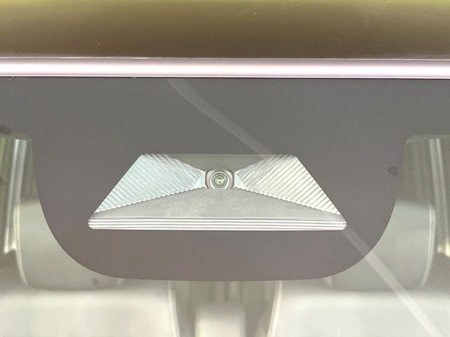 【ホンダセンシング】走行中に前方の車両等を認識し、衝突しそうな時は警報とブレーキで衝突回避と被害軽減をアシスト。より安全にドライブをお楽しみいただけます。