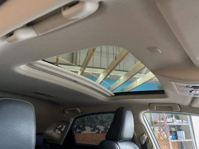 【サンルーフ】開放感たっぷりの希少装備、サンルーフが装着されています!車内に明かりを取り入れたり景色を楽しむ以外にも、車内の空気も簡単に換気できて快適です!