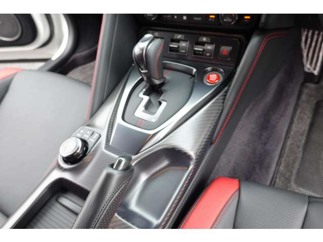 プッシュ式エンジンスターター&インテリキー・カーボンインテリアパネル。