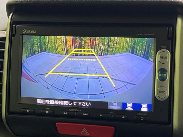【バックカメラ】駐車時に後方がリアルタイム映像で確認できます。大型商業施設や立体駐車場での駐車時や、夜間のバック時に大活躍!運転スキルに関わらず、今や必須となった装備のひとつです!
