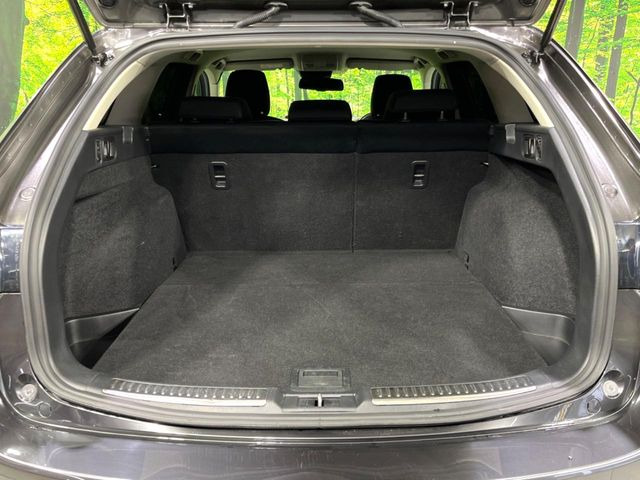 ラゲッジルームは、大容量のスペースを確保。普段のお買い物からレジャーまで、幅広く活躍してくれます!また、リアシートを倒すことでバリエーション豊かにお使いいただけます。
