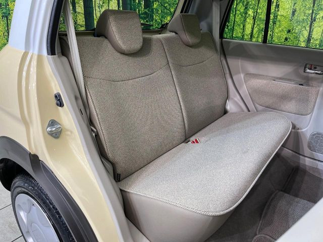 広々とした2列目シートは居住性が高く、居心地も快適!友達や家族とのお出かけにぴったりです。ベビーシートやチャイルドシート使用時も快適にお過ごしいただける十分な空間を確保しています。