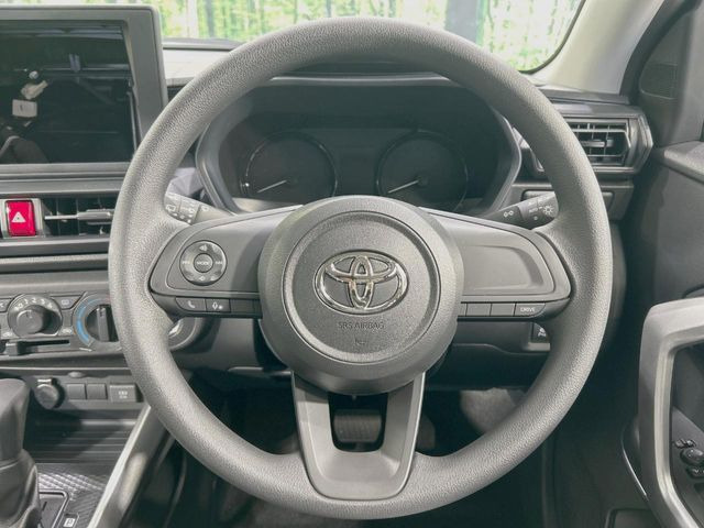 �C���e���A�ɍ��킹���f�U�C���̃X�e�A�����O�́A�^�]�������̂��Ƃ��l���A�^�]���₷���`��A�傫���ł��B�����x�A���ۂɐG���Ă��m���߂��������B