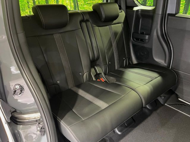 後部座席も気になるようなキズ・汚れやへたり等、大きなダメージはなく、良好な状態です。
