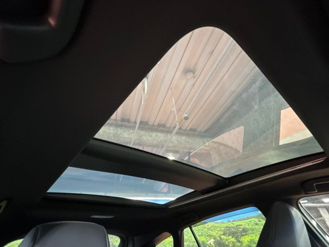 【パノラマルーフ】大型のガラスルーフ搭載で車内の解放感が一気にアップ!開放的なドライブをお楽しみいただけます。