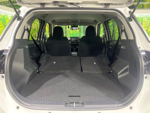 ���i�̂���������ʋ΁A���}���ɏ\���ȉ׎��X�y�[�X���m�ۂ��Ă���܂��B�Z�J���h�V�[�g��|���ƁA�傫�ȉו��̐ύڂ��\�ł���