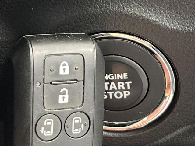 【キーレススタートシステム】カバンやポケットに入れたままでもドアの施錠・解錠が可能なスマートキーを装備。エンジンのオン・オフ時もカギを取り出す必要が無いからとっても便利です♪
