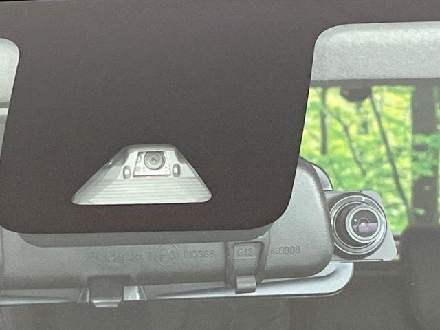 【スマートアシスト】走行中に前方の車両等を認識し、衝突しそうな時は警報とブレーキで衝突回避と被害軽減をアシスト。より安全にドライブをお楽しみいただけます。