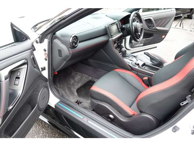 GT-Rロゴ入りスカッフプレート・BOSEサウンドシステム(11スピーカー)